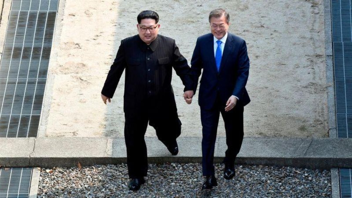 El líder de Corea del Norte Kim Jong-un con el presidente de Corea del Sur Moon Jaein en la línea fronteriza de los dos países durante la histórica cumbre.-AP
