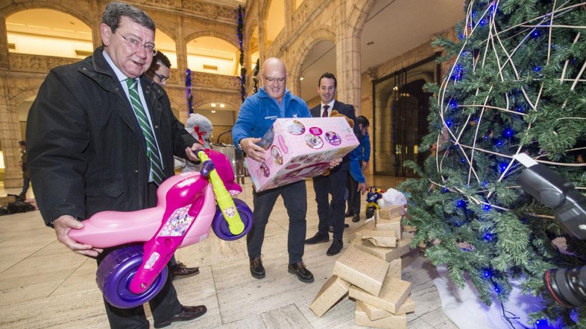 (De izq a dcha), Rico, Velasco y al fondo Navarro, con algunos de los cientos de juguetes destinados a los niños y niñas de la provincia.-I. L.M.