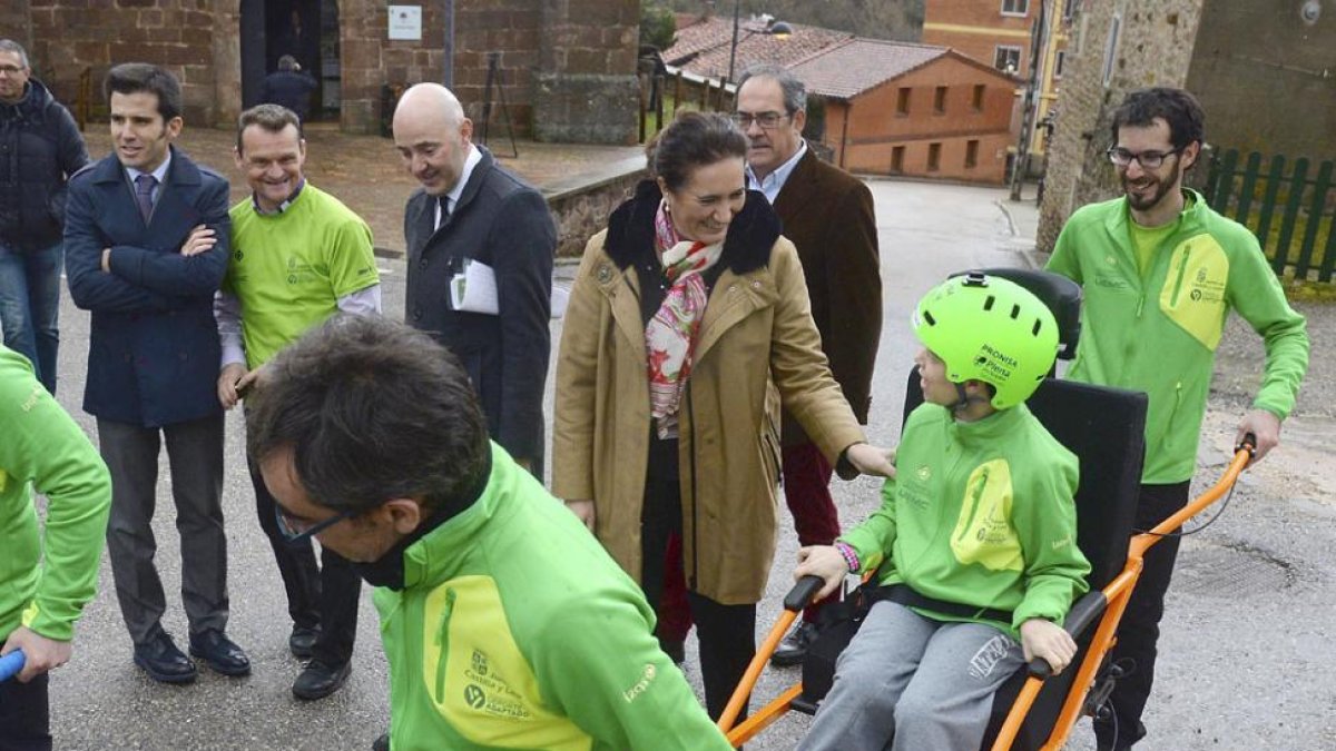 García Cirac pudo comprobar el funcionamiento de las sillas adaptadas y barras direccionales adquiridas para el proyecto.-ICAL
