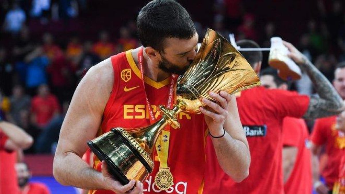 Marc Gasol, con la medalla de oro, besa el trofeo de campeones del mundo.-AFP