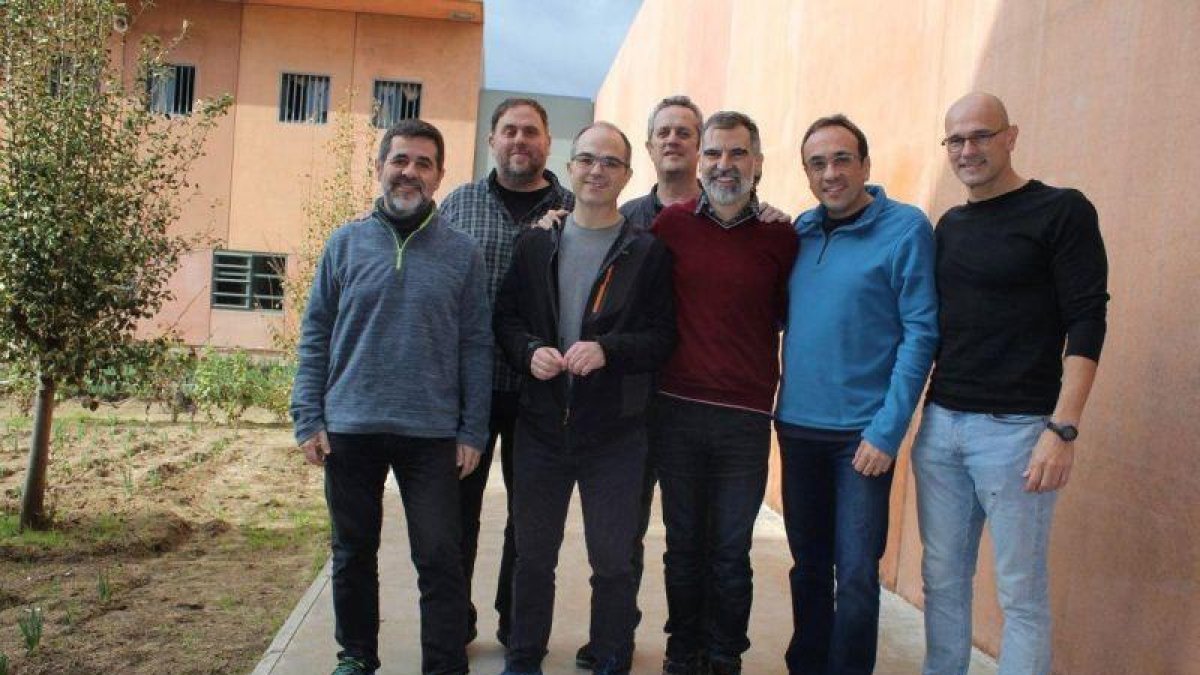 Fotografía de los políticos presos en la cárcel de Lledoners.-OMNIUM CULTURAL