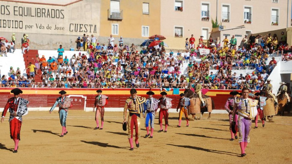 Paseíllo en la plaza de Roa en la última feria taurina celebrada en la localidad el pasado mes de agosto.-ECB