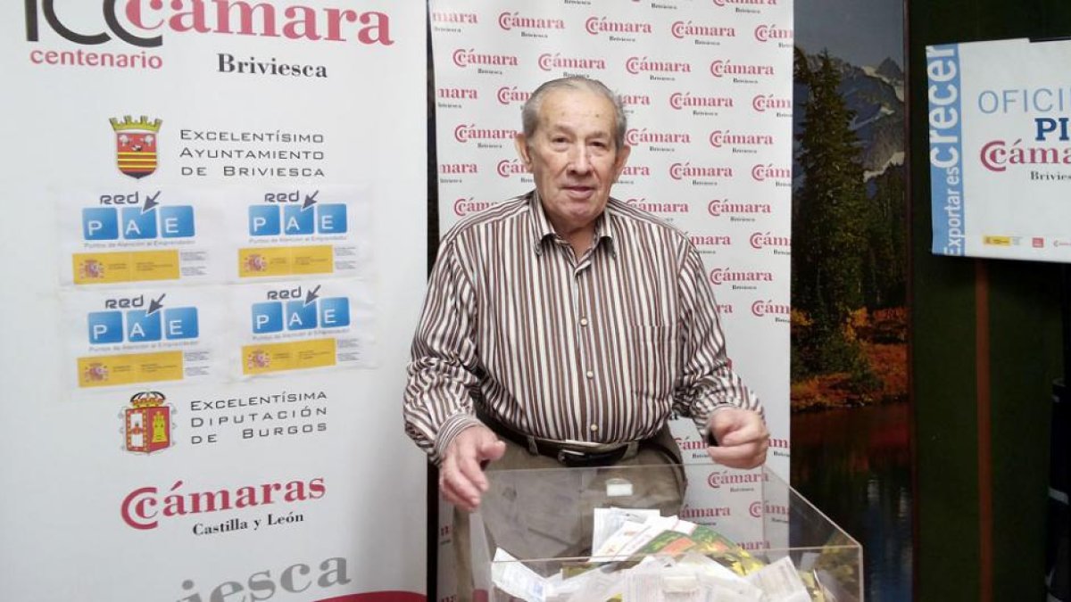 José Ramón Temiño, presidente de la Cámara de Briviesca, durante el sorteo.-G. G.