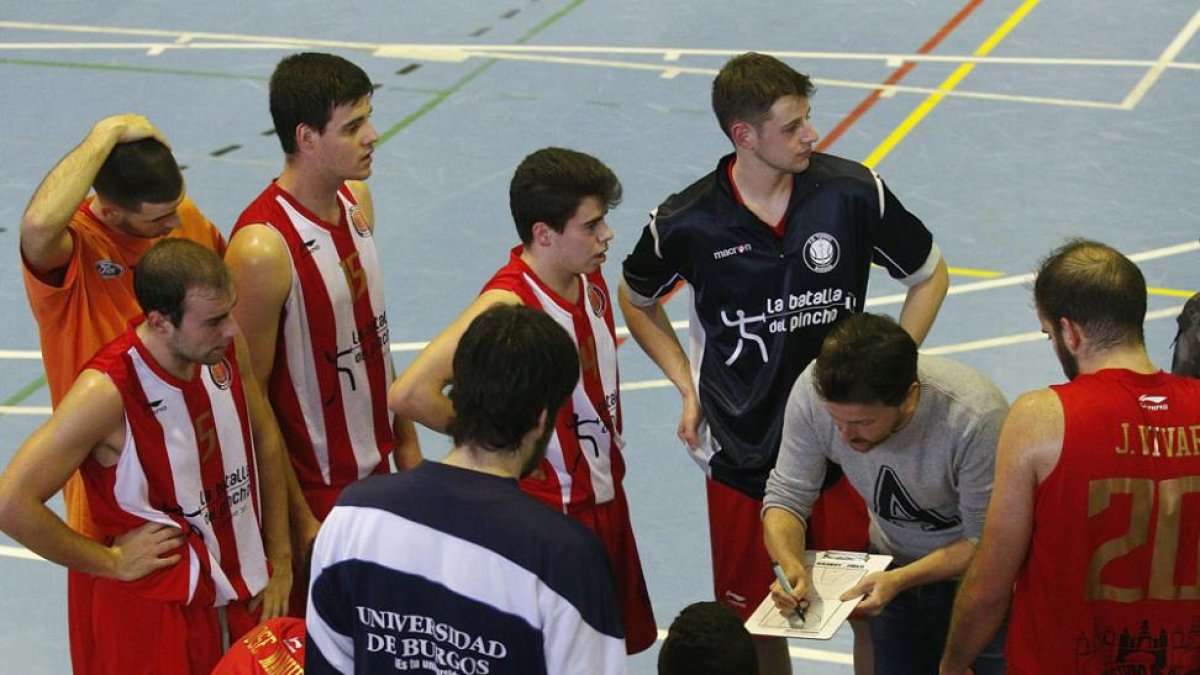 José Luis Cubillo marca una jugada durante un tiempo muerto.-SANTI OTERO