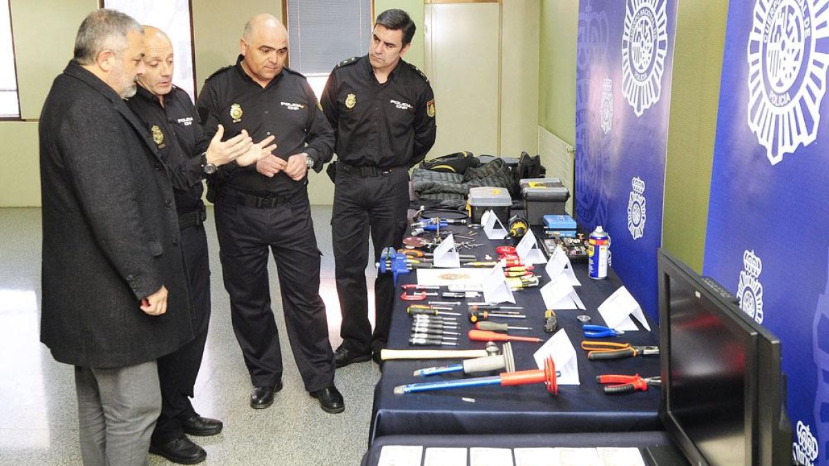 El subdelegado, Pedro de la Fuente, escucha las explicaciones del inspector Rodríguez, junto a Jesús Nogales y el inspector jefe de la Policía Judicial, José Manuel delBarco.-ISRAEL L. MURILLO
