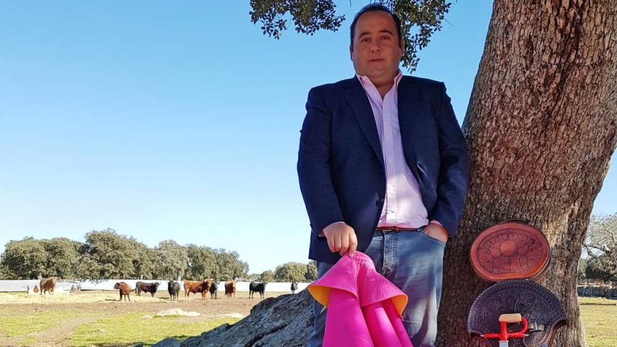 Álvaro Corral con sus intrumentos taurinos en la dehesa salmantina. Se muestra ilusionado con la puesta en marcha de su explotación.-E.M.