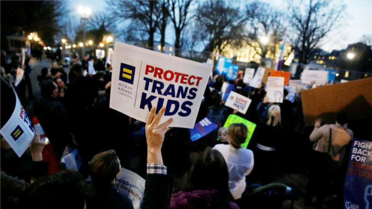 Un grupo de manifestantes expresan su apoyo ante la Casa Blanca a los niños transgénero.-REUTERS / JONATHAN ERNST