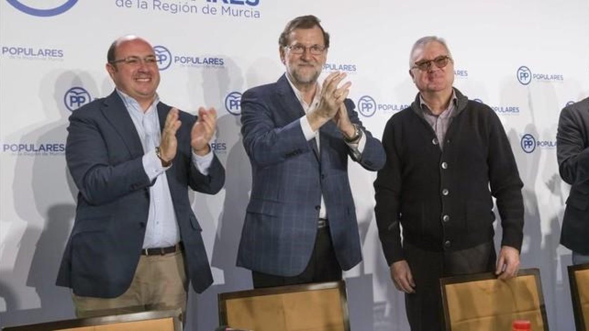 Mariano Rajoy este sábado en Murcia junto a los dirigentes regionales del PP.-EFE
