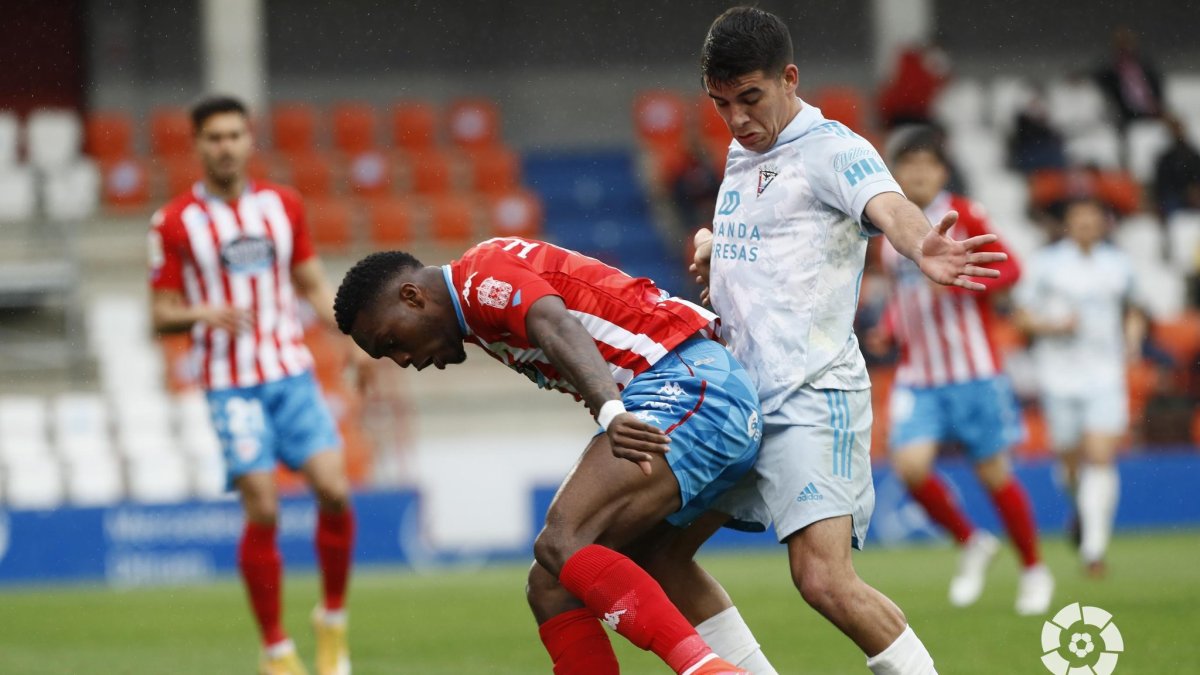 Víctor Gómez presiona a un rival. TWITTER / @CDMIRANDES