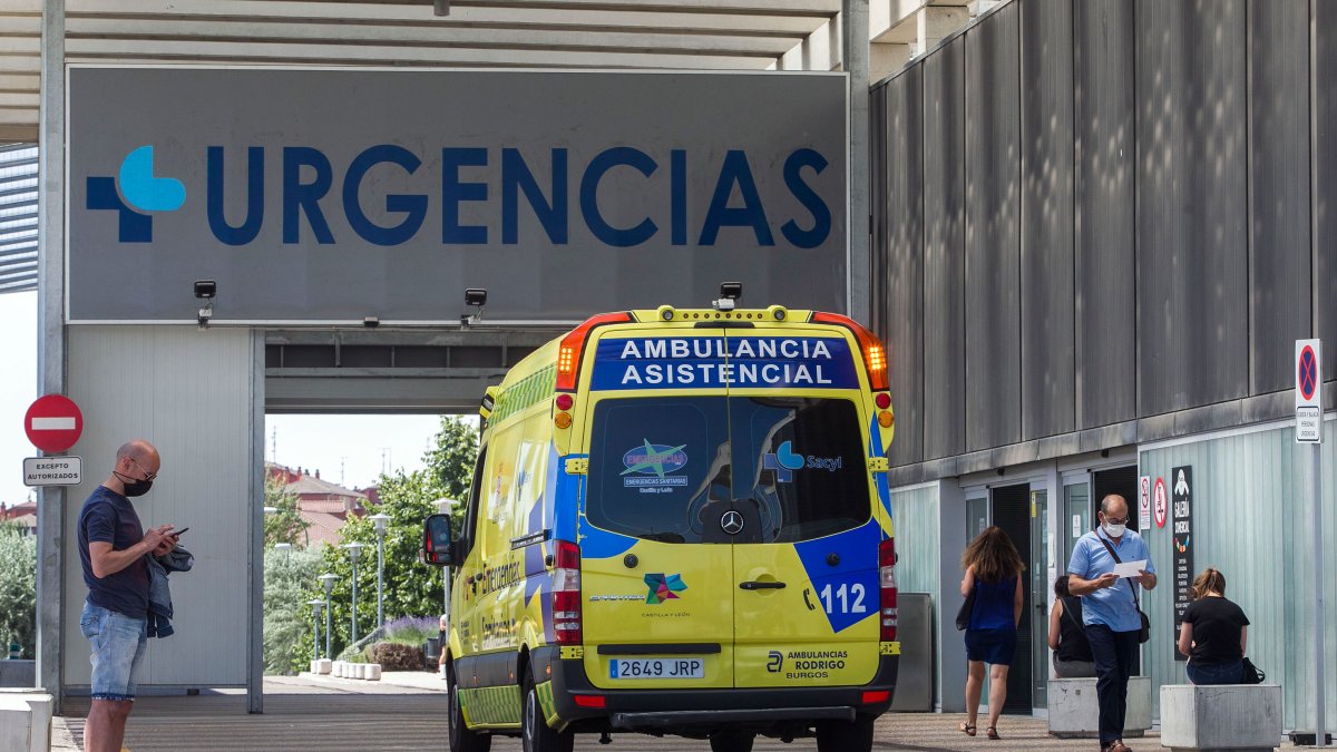 Imagen del acceso a Urgencias del HUBU. SANTI OTERO.