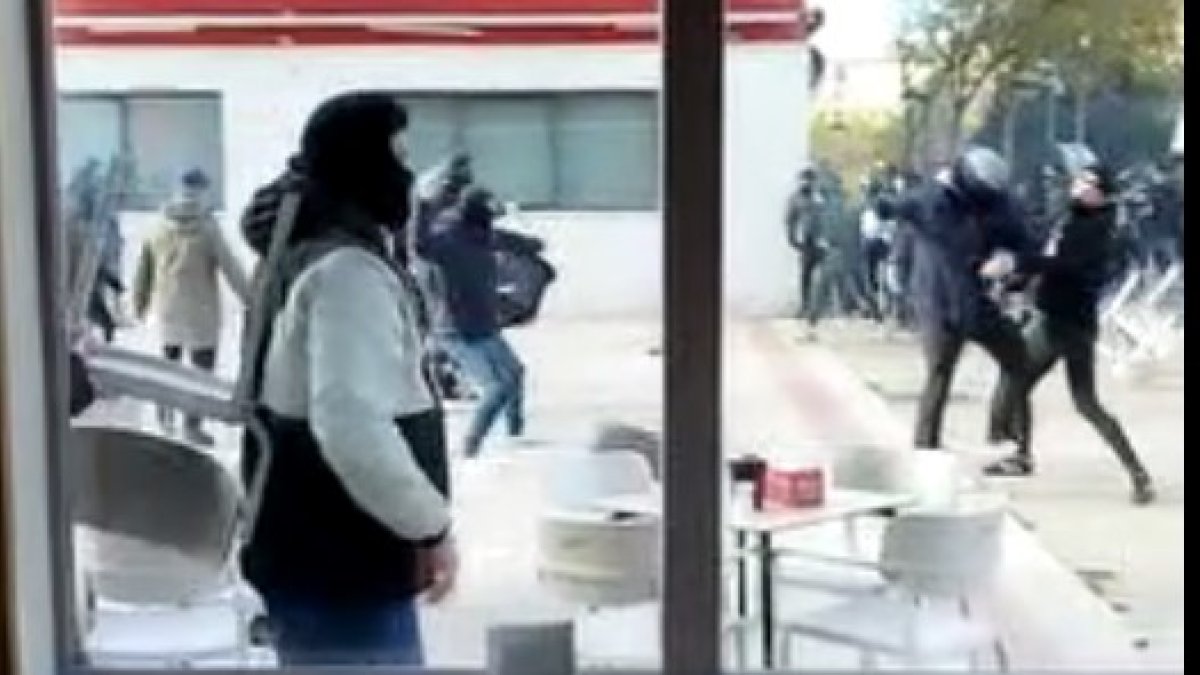 Estos ultras radicales en su mayoría vestían de negro y casi todos ellos se cubrían con capuchas o con tapabocas.