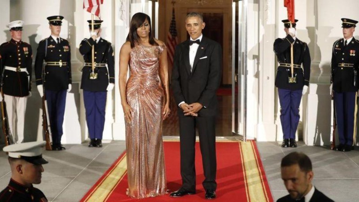 Barack Obama y su mujer, Michelle, posan minutos antes de celebrarse la última cena de Estado con el primer ministro italiano, Matteo Renzi y su esposa.-AP / PABLO MARTÍNEZ MONSIVAIS