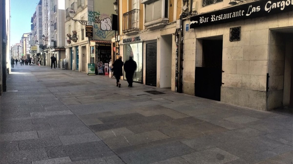 Personas paseando por el centro de Burgos. S. L. C.