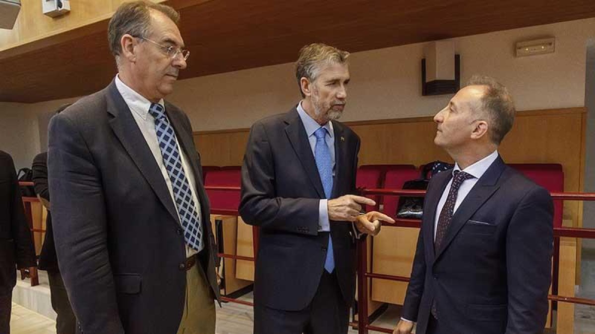 Benavente y Pérez Mateos dialogan con Emilio Lozano, director de Sportia.-SANTI OTERO