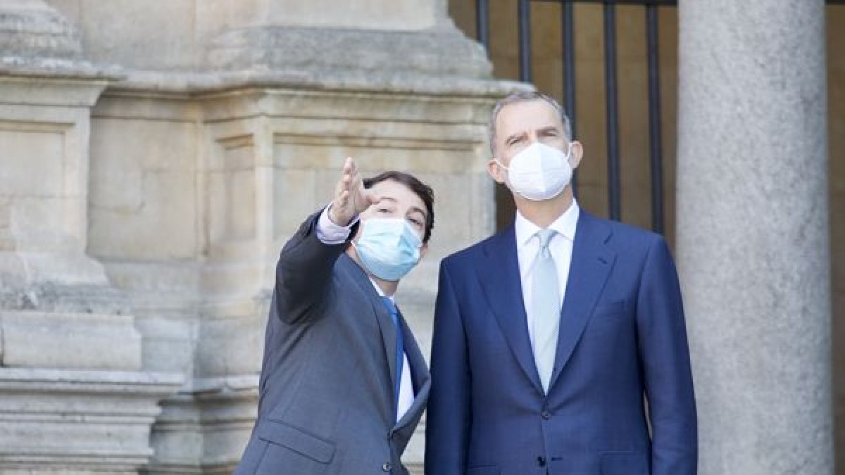 El rey Felipe VI junto al presidente de Castilla y León, Alfonso Fernández Mañueco, en la XXIV Conferencia de Presidentes en Salamanca. ICAL