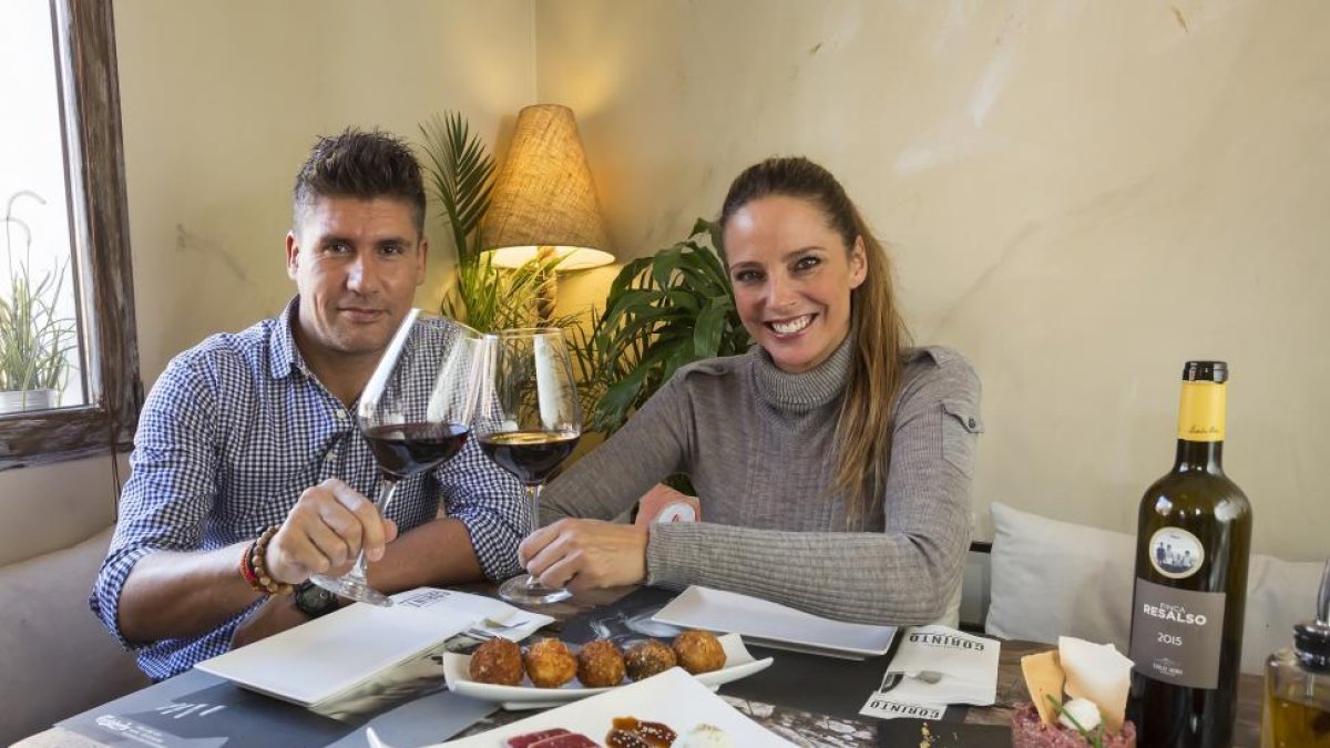 La modelo y empresaria Estefanía Luyk degusta un menú en su rincón favorito junto a su socio, Alfonso del Caño.-M. A. santos