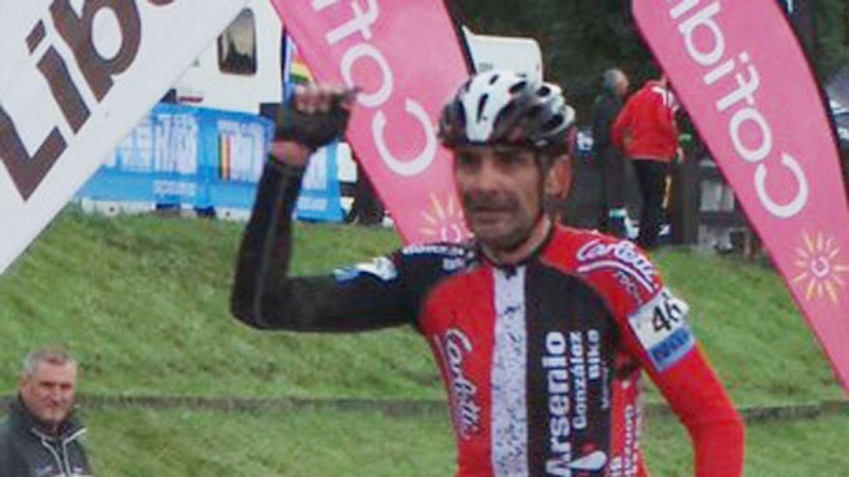 Arsenio González entra triunfador en la meta de Torrelavega.-