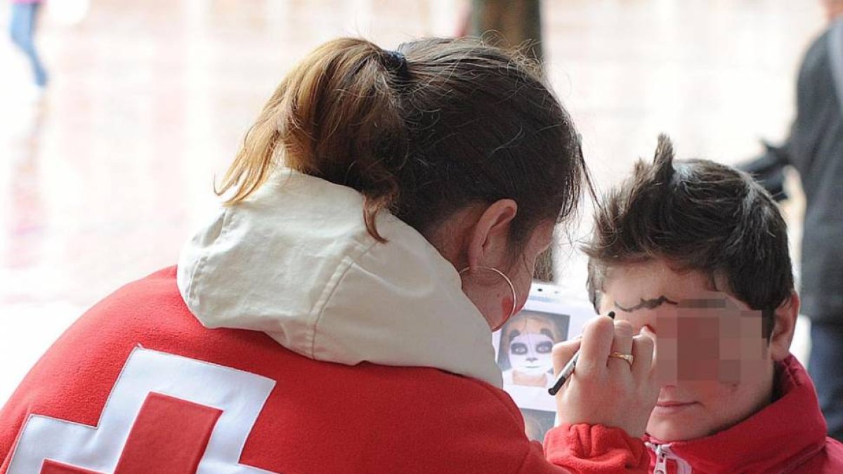 Una voluntaria Cruz Roja, durante una de las actividades que organiza la organización.-ECB