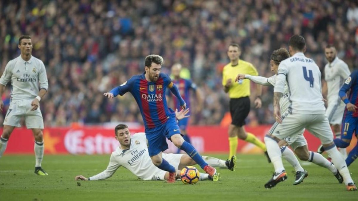 Messi controla un balón en un Barça-Madrid.-JORDI COTRINA