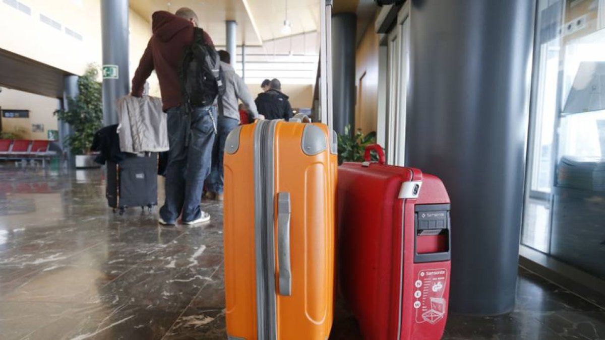 Viajeros listos para salir a otro destino en el aeropuerto de Burgos.-RAÚL G. OCHOA