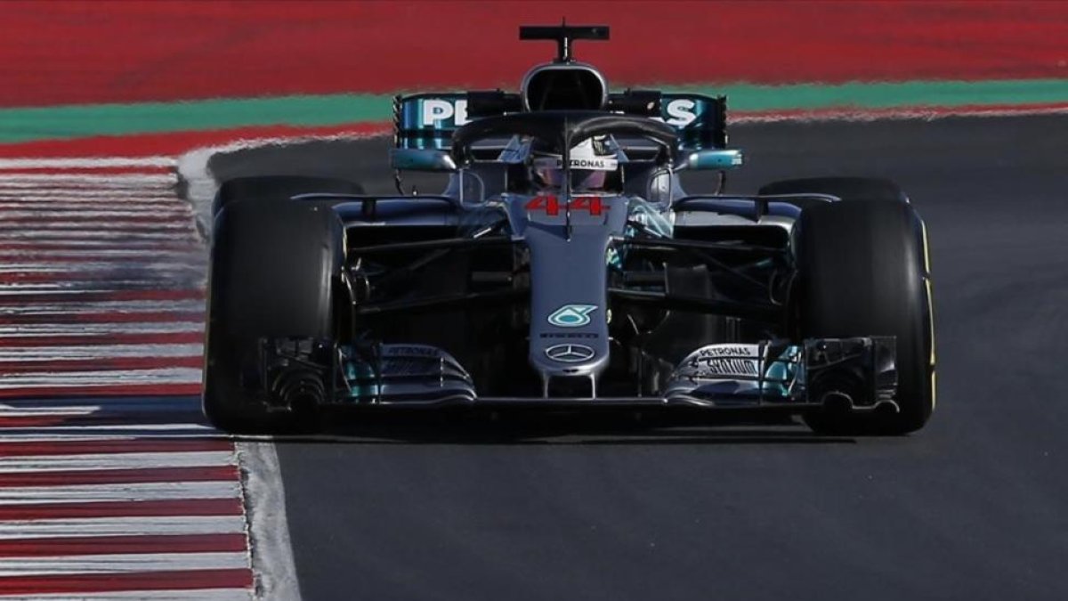 Lewis Hamilton pilota su Mercedes en los ensayos de Montmeló de este martes.-/ MANU FERNANDEZ