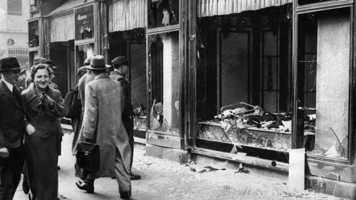 Tienda judía, destrozada durante la Noche de los cristales rotos, en Berlín, en noviembre de 1938.-