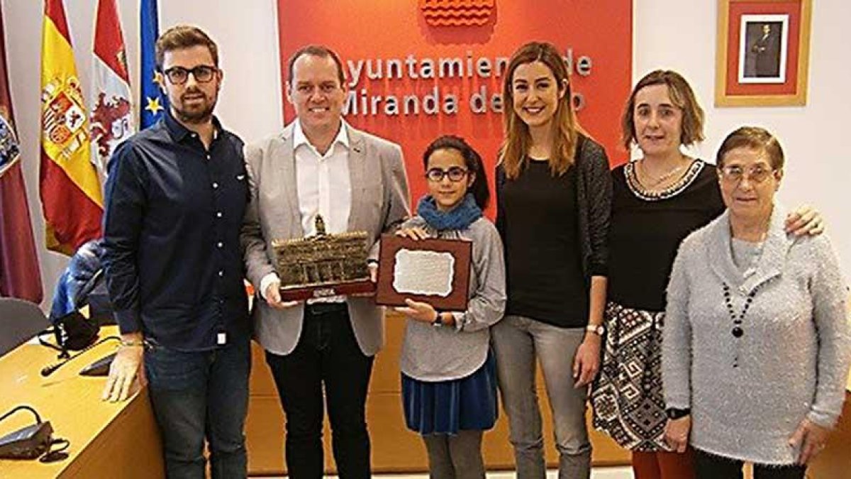Reconocimiento al doctor e investigador mirandes, Diego Clemente, por su trabajo para frenar el desarrollo de la enfermedad.-ECB