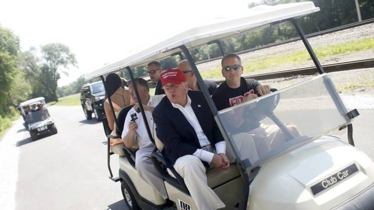 El precandidato republicano Donald Trump, este domingo en la Feria del Estado de Iowa.-REUTERS