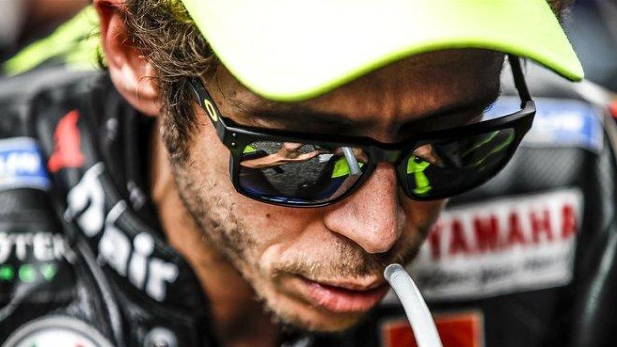 El italiano Valentino Rossi (Yamaha) medita, antes de ir a la parrilla de Sepang, en el box del equipo Monster Yamaha.-JESÚS ROBLEDO