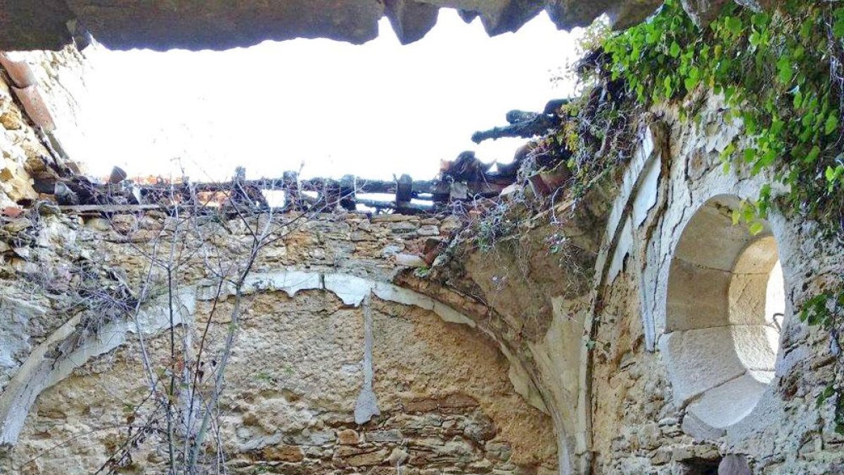Una de las naves de la iglesia tiene la techumbre hundida.-HISPANIA NOSTRA