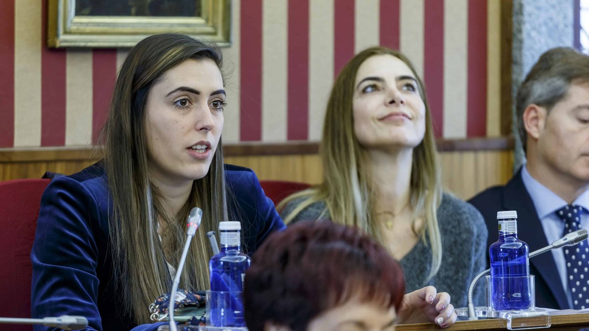 Andrea Ballesteros y Carolina Álvarez, concejalas del PP, defendieron las propuestas de su grupo municipal.