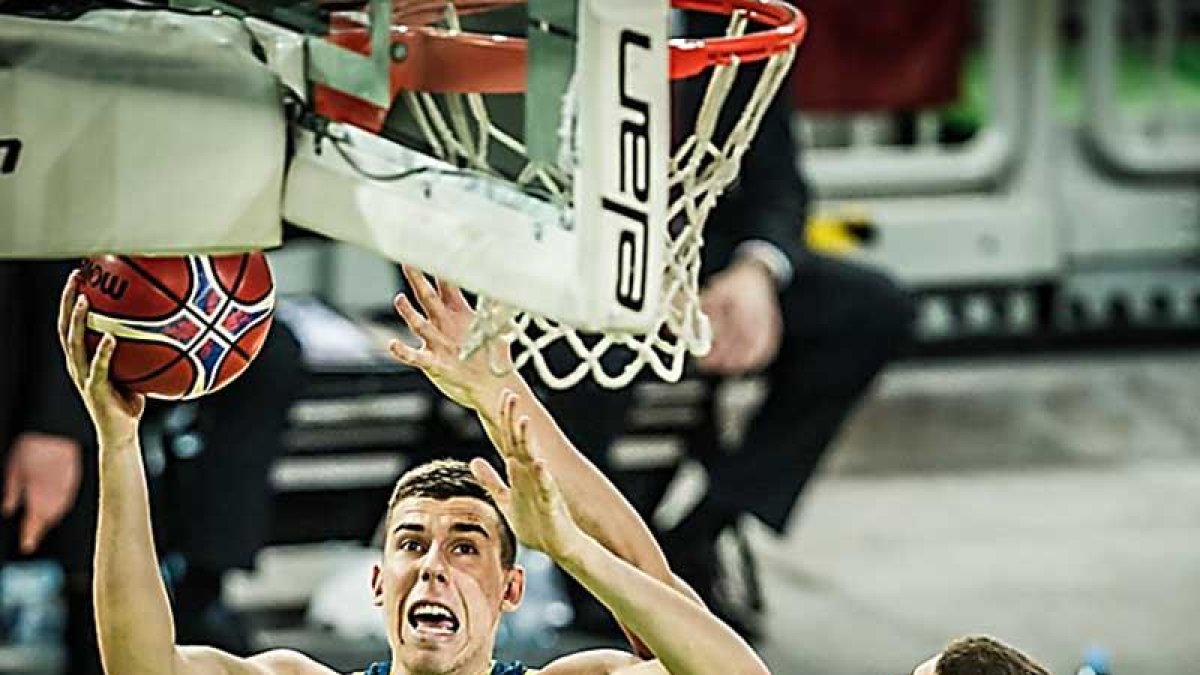 Cancar lanza a canasta en el partido de ayer frente a Letonia.-FIBA
