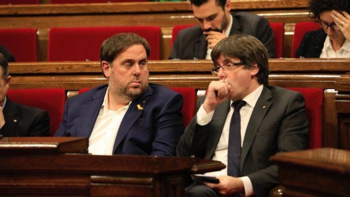 Oriol Junqueras y Carles Puigdemont, en el Parlament, en octubre del 2017-FERRAN NADEU