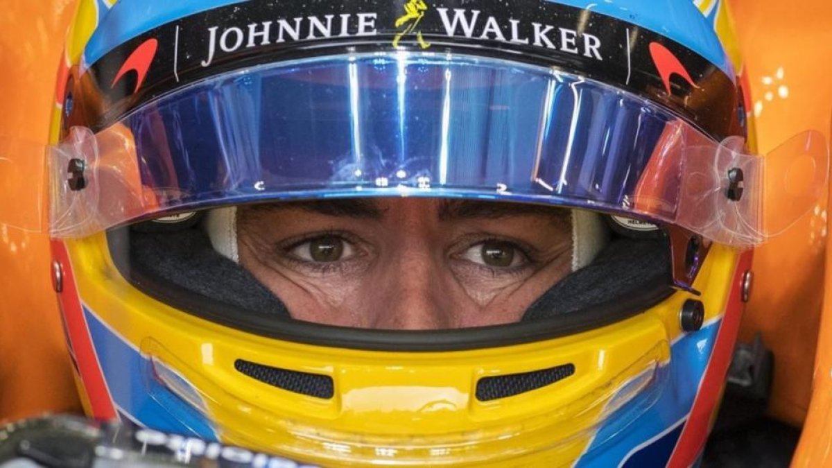 Fernando Alonso, pensativo en el box de McLaren-Honda en el circuito de Spa.-EFE