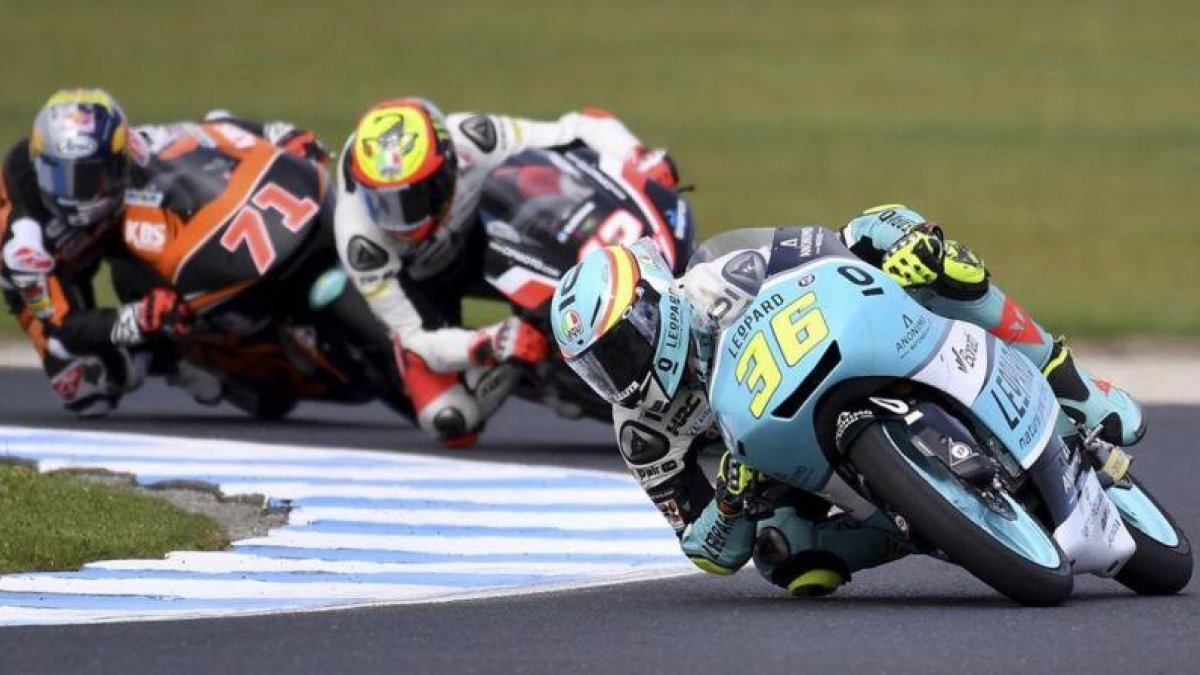 Joan Mir (Honda), liderando un grupito de pilotos en los últimos ensayos del GP de Australia.-AP / ANDY BROWNBILL