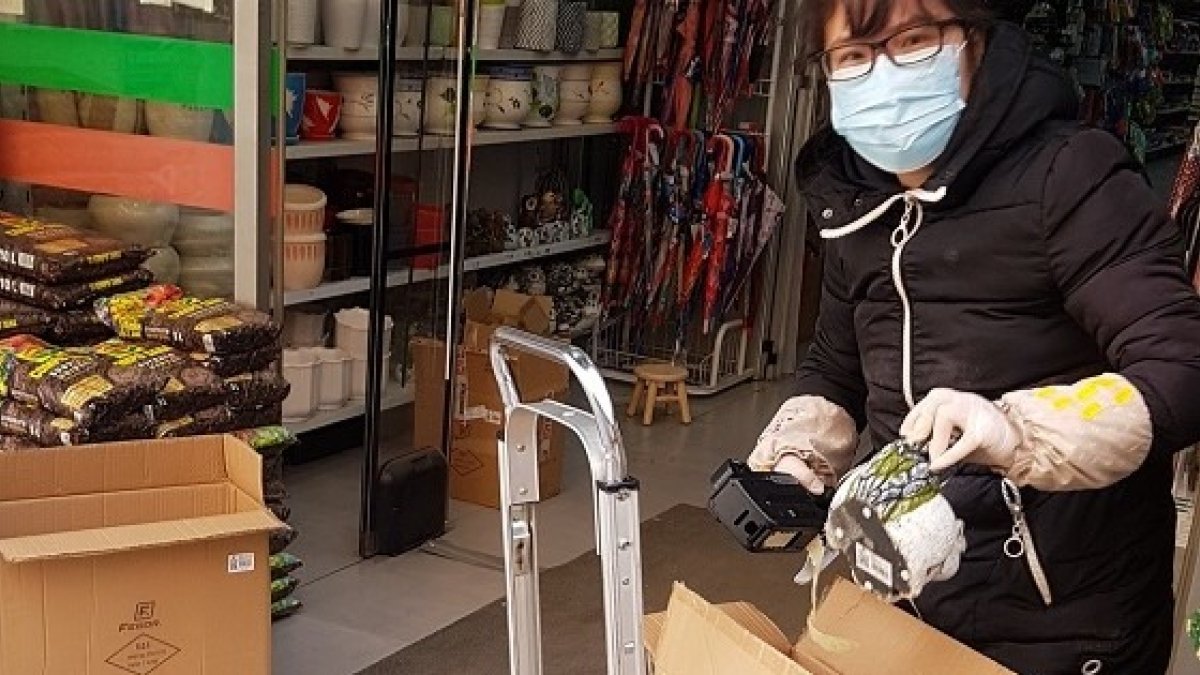 Dependienta con marcarilla en un bazar chino de Aranda esta mañana. L. V.