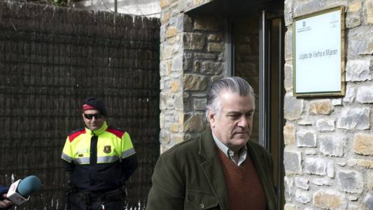 Luis Bárcenas sale del juzgado de Vielha, localidad donde pasa unos días de descanso.-Foto: EFE / ALEJANDRO GARCÍA