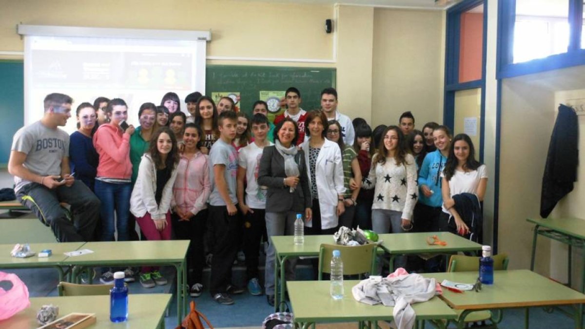 María Pilar Barrio (en el centro) en una de las charlas sobre los mercatrueques con alumnos del IES Félix Rodríguez de la Fuente.-IES