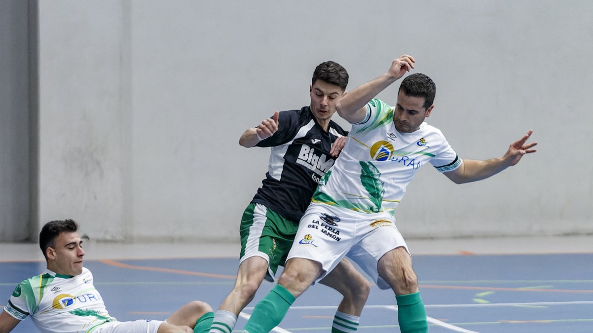 El duelo en el polideportivo burgalés fue una batalla de principio a fin. SANTI OTERO