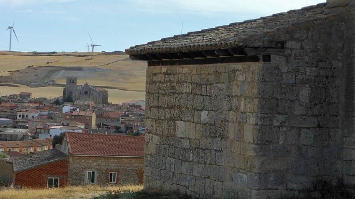 Una espléndida  vista del pueblo y la iglesia de San Esteban desde su ‘hermano vigilante’, el templo de San Millán.-ECB