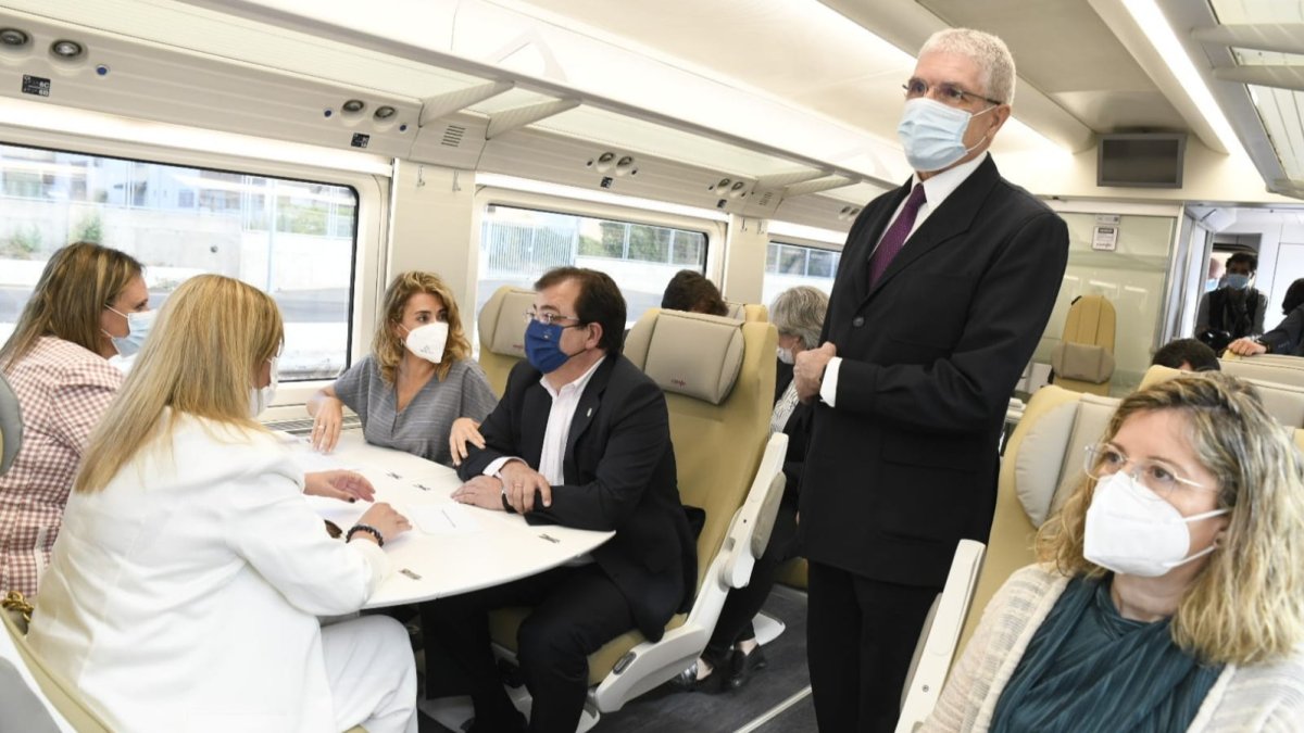 La ministra, con el presidente de la Junta de Extremadura, Guillermo Fernández Vara, la delegada del Gobierno en Extremadura, Yolanda García Seco, la presidenta de Adif y Adif AV, Mª Luisa Domínguez, y el presidente de Renfe, Isaías Táboas, entre otras autoridades. ADIF