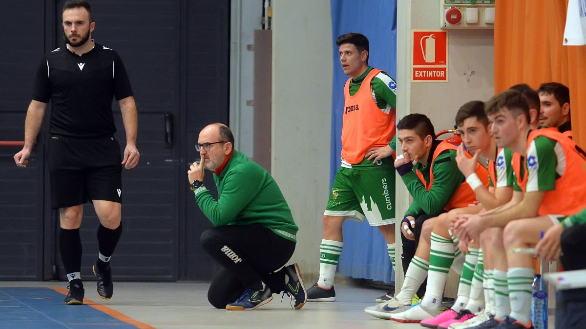 Raúl Zamora, entrenador de los arlequinados, en el banquillo. TOMÁS ALONSO