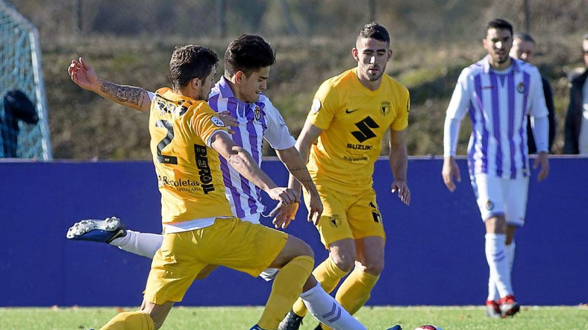 Aldalur intenta tapar el disparo de un jugador del Real Valladolid B.-JOSÉ C. CASTILLO