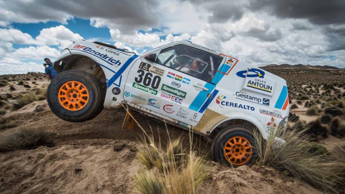 Cristina Gutiérrez supera una duna.-ARCRACING