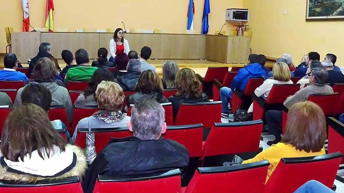 Un momento del anterior encuentro en el que la alcaldesa (de pie al fondo) pidió la participación de los vecinos.-ECB