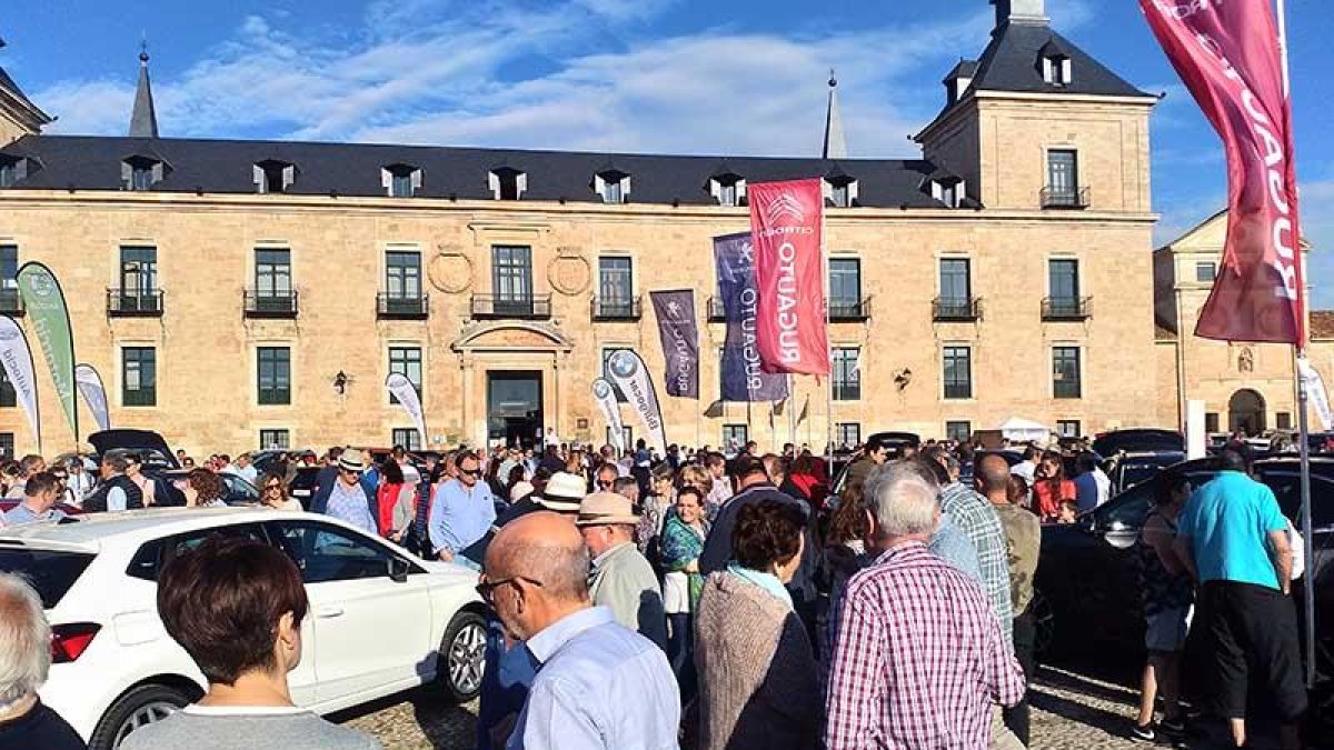 Centenares de personas observan vehículos de diferentes concesionarios en Lerma.