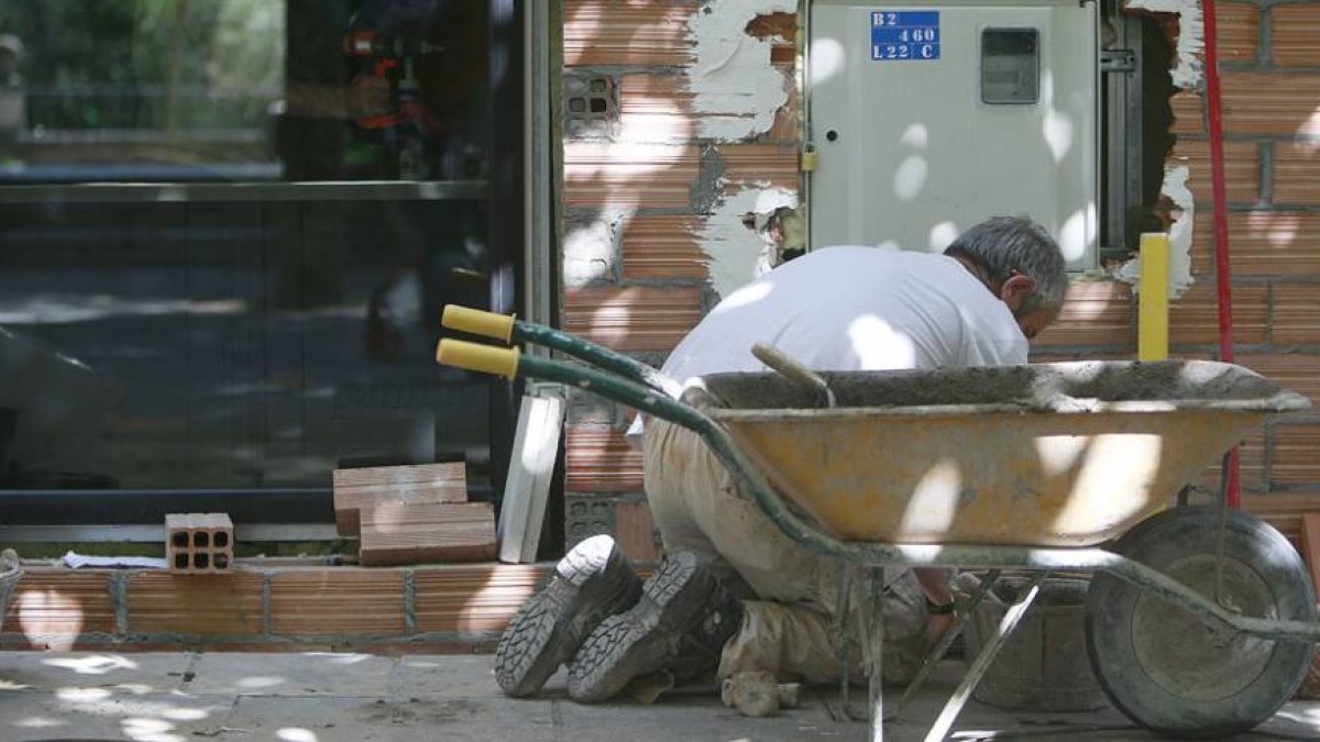 La construcción ha bajado en un 1,21% su cifra de desempleo al abonar esta situación 32 personas.-RAÚL G. OCHOA