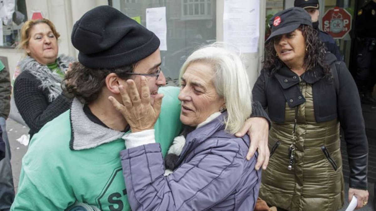 Maite celebra el triunfo junto a uno de los miembros de la plataforma.-SANTI OTERO