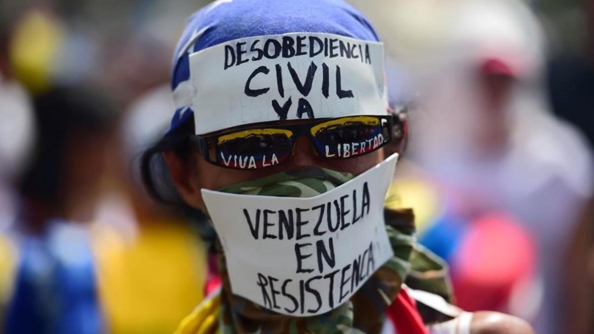 Manifestaciones a favor y en contra del Gobierno en Venezuela, este miércoles.-RONALDO SCHMEITD
