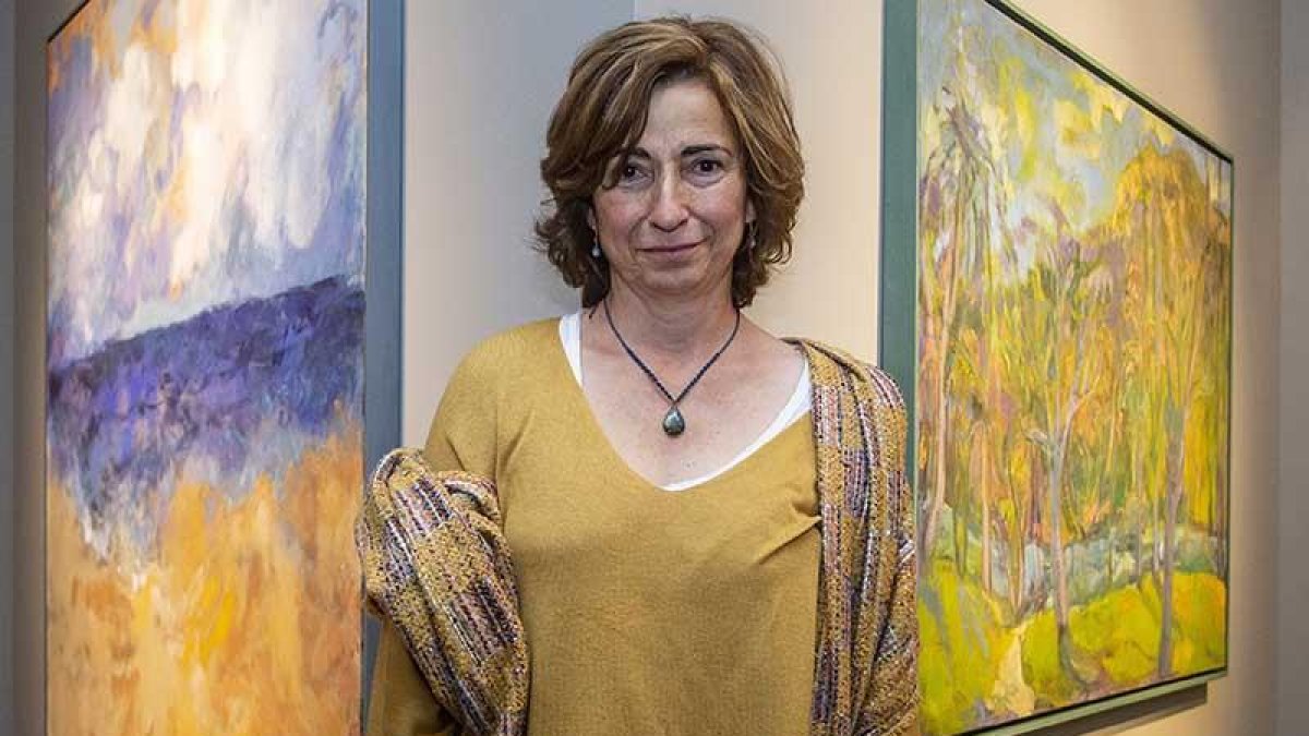 Castaño junto a dos de sus obras que se ubican en la sala ‘Pedro Torrecilla’ de la Fundación Cajacírculo.-SANTI OTERO